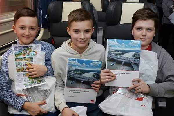 vo-vremya-rejsa-bezopasnosti-shkol-niki-i-studenty-povtorili-pravila-povedeniya-na-zheleznoj-doroge