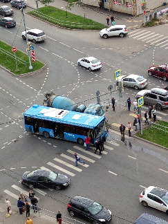 
                    Бетономешалка протаранила пассажирский автобус в «новом городе»          