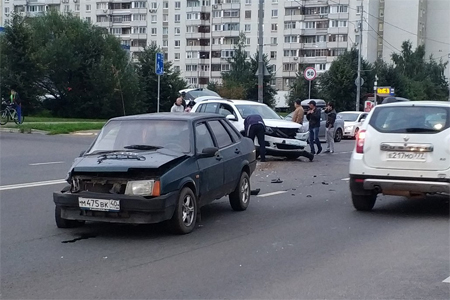 
                    Скутерист и автомобилист пострадали в двух похожих авариях с разницей в 20 минут          