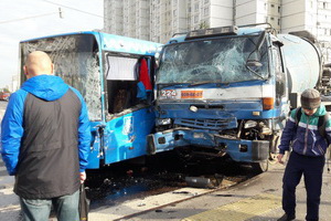 В «новом городе» столкнулись бетономешалка и автобус