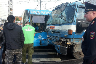
                    Бетономешалка протаранила пассажирский автобус в «новом городе»          