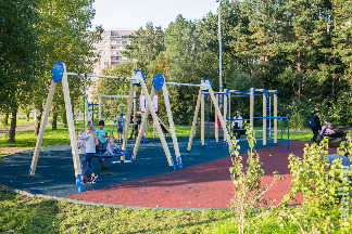 
                    70 скамеек и беседки          