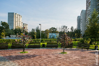 
                    70 скамеек и беседки          