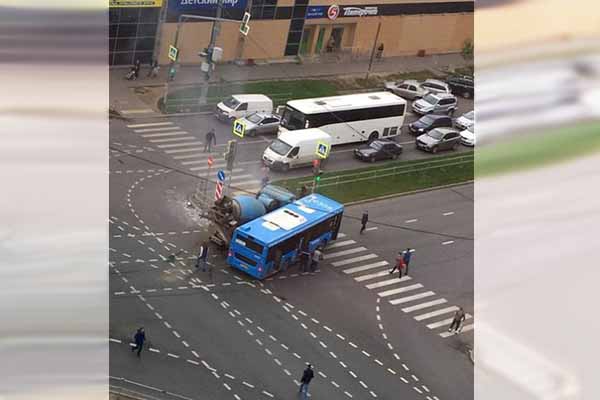 zelenograd-stolknulis-betonomeshalka-i-avtobus