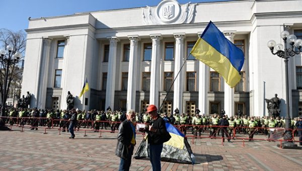 Полиция охраняет периметр палаточного городка у Рады в усиленном режиме