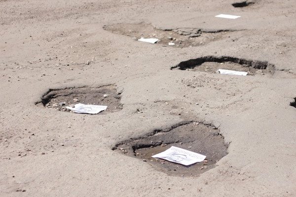 В Кимрах прошел арт-перфоманс: прочитать газету теперь можно прямо на дороге