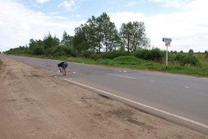 В Кимрах прошел арт-перфоманс: прочитать газету теперь можно прямо на дороге