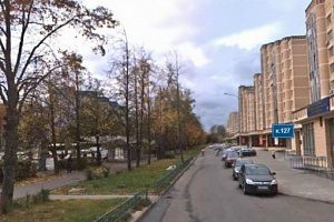 Такси сбило переходившего во дворе дорогу молодого человека