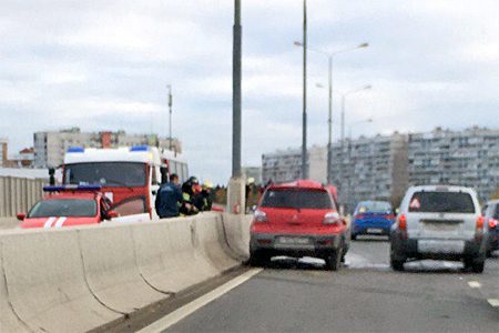 
                    На Крюковской эстакаде перевернулся кроссовер с ребенком          