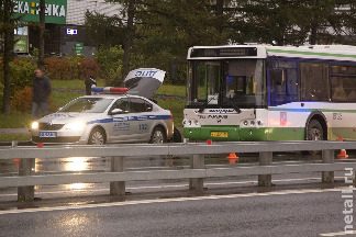 
                    Перепрыгнувший через отбойник пешеход попал под автобус          