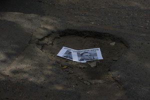 В Кимрах прошел арт-перфоманс: прочитать газету теперь можно прямо на дороге