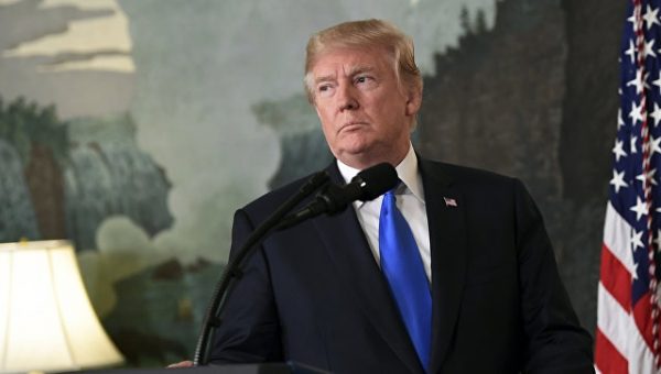Трамп заявил, что Facebook на президентских выборах поддерживал Клинтон