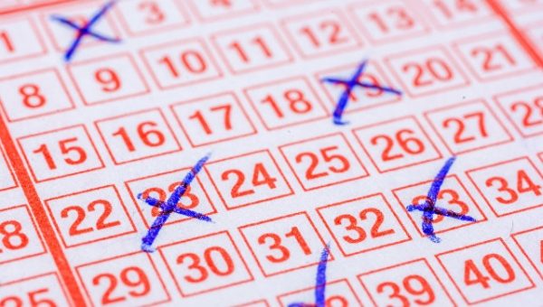Житель Канады выиграл в лотерею более 30 миллионов долларов