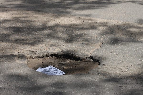 В Кимрах прошел арт-перфоманс: прочитать газету теперь можно прямо на дороге
