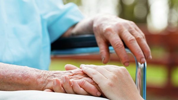 Пожилая британка переехала в дом престарелых ухаживать за 80-летним сыном