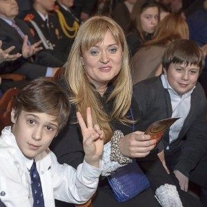 Семья карьере не помеха: Мария Кожевникова, Анна Седокова и другие звездные многодетные мамы