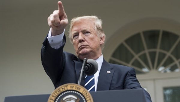 СМИ назвали окружение Клинтон спонсором компрометирующего Трампа досье