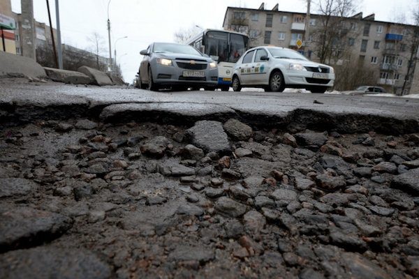 В Кимрах прошел арт-перфоманс: прочитать газету теперь можно прямо на дороге