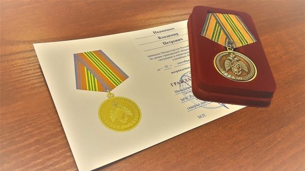 Зеленоградских пожарных наградили памятными медалями МЧС России «85 лет Гражданской обороне»