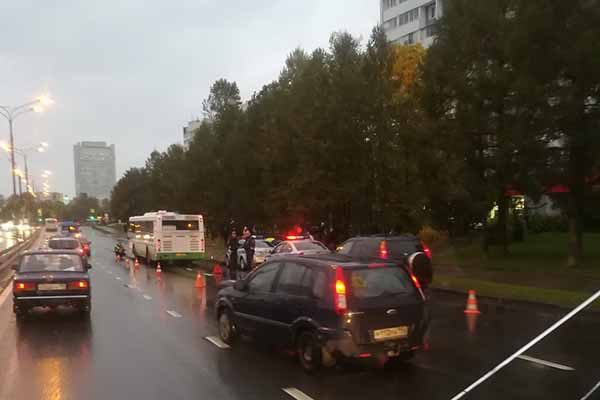 na-sosnovoj-allee-avtobus-sbil-peshehoda-narushitelya