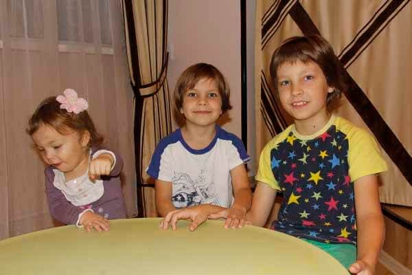 videos-emka-pozdravleniya-mam-ustami-mladentsa-2