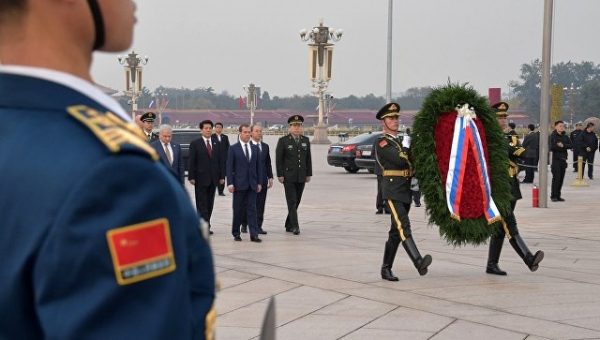 Медведев возложил венок к Памятнику народным героям в Пекине