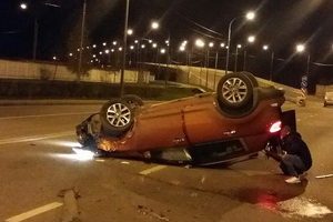 Возле Алабушевской эстакады перевернулся автомобиль
