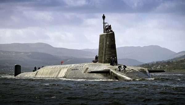 Капитана британской подлодки отстранили от службы из-за романа с офицером