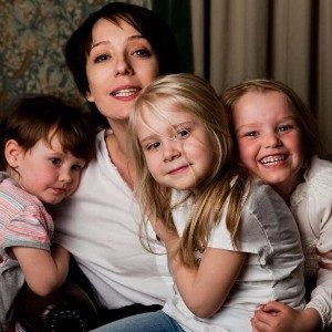 Семья карьере не помеха: Мария Кожевникова, Анна Седокова и другие звездные многодетные мамы