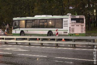 
                    Перепрыгнувший через отбойник пешеход попал под автобус          