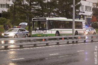 
                    Перепрыгнувший через отбойник пешеход попал под автобус          