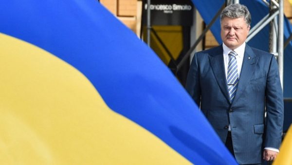 Азаров раскритиковал подписанный Порошенко закон о пенсионной реформе