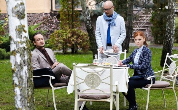 Необычный детектив: смотрите на «Dомашнем» премьеру нового сериала «Что делает твоя жена?»