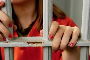 Домашний арест наркоманке изменили на содержание в КПЗ