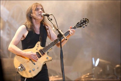 Умер гитарист группы AC/DC Малькольм Янг