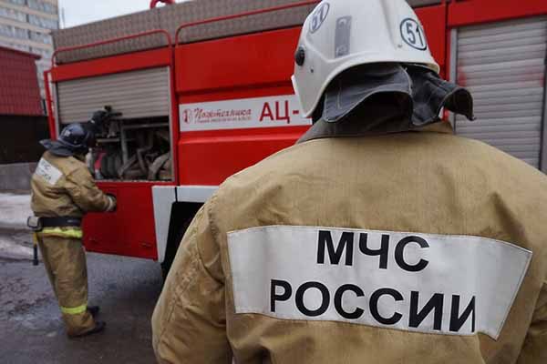 sil-ny-j-pozhar-proizoshel-noch-yu-na-azs-v-solnechnogorskom-rajone-vblizi-torgovogo-tsentra