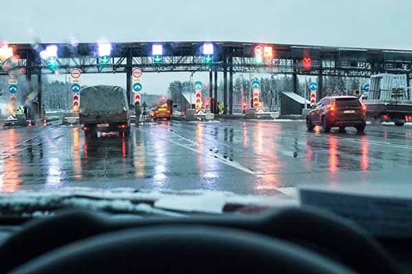 trassa-moskva-sankt-peterburg-poluchila-dva-novy-h-platny-h-uchastka