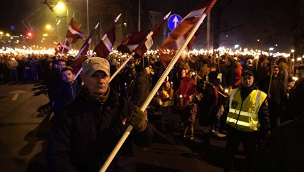 Правозащитник выступил против традиционного факельного шествия в Латвии