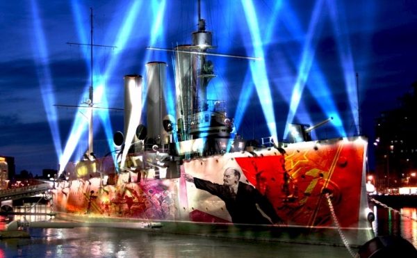 В честь праздника: логотип Пятого канала украсил борт «Авроры»