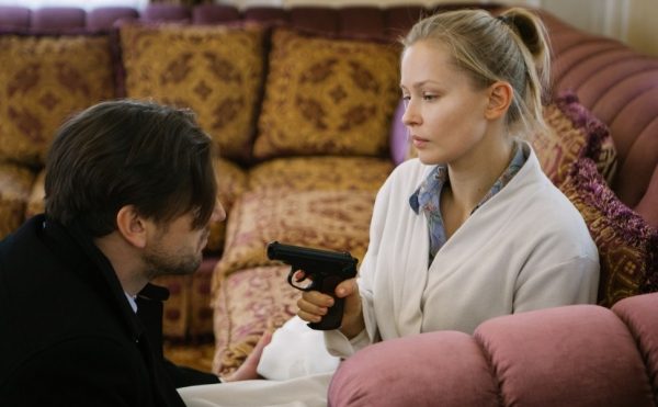 Юлия Пересильд в роли провинциалки: репортаж со съемок нового сериала «Белые ночи» для Первого канала
