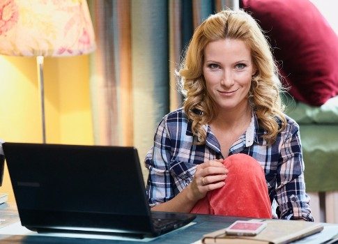 Анна Слю о новом сериале «Что делает твоя жена?», песнях на съемочной площадке и «сером кардинале» в семейных отношениях