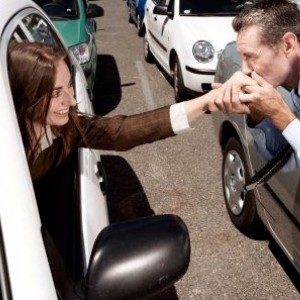 В пробке и на чужой свадьбе: шесть примеров из жизни, где можно найти мужчину