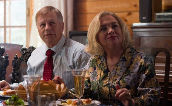 Сверлит мозг неповинного зрителя: сериал «Серебряный бор» пытается тягаться с «Оттепелью», но получается клюква