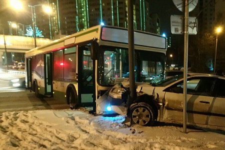 Снегоуборщик спровоцировал аварию около Крюковской эстакады
