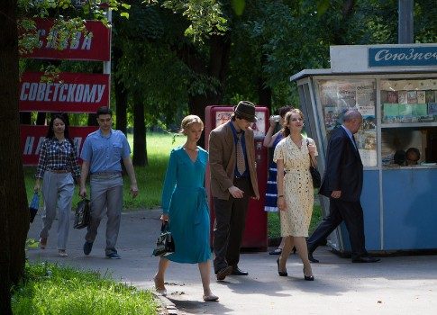 Сверлит мозг неповинного зрителя: сериал «Серебряный бор» пытается тягаться с «Оттепелью», но получается клюква