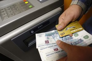 Мужчина снял с банковской карты соседа около 40 тысяч рублей