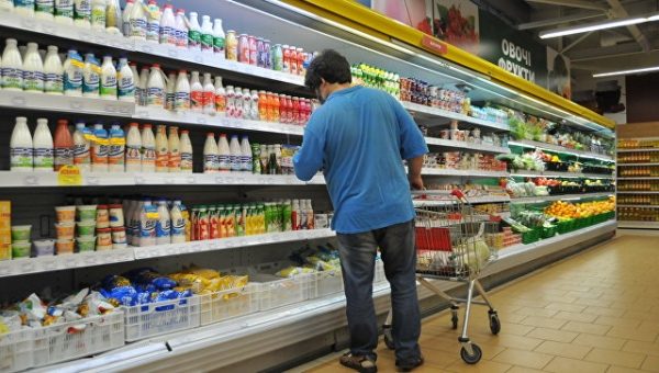 Магазины "травят" украинцев просроченной едой перед Новым годом, пишут СМИ