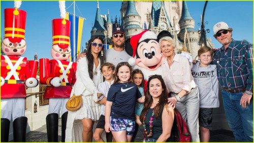 Мэттью МакКонахи и Камила Алвес отправились с детьми в Disney World