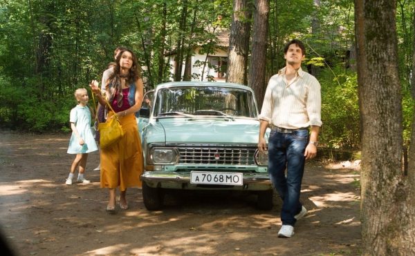 Сверлит мозг неповинного зрителя: сериал «Серебряный бор» пытается тягаться с «Оттепелью», но получается клюква