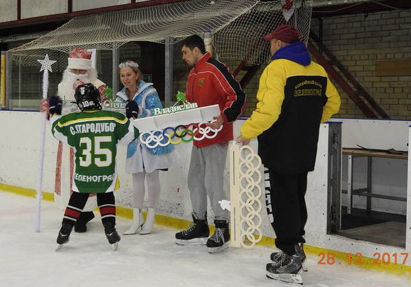 ded-moroz-i-snegurochka-pozdravili-i-poblagodarili-trenerskij-sostav-i-vruchili-podarki-igrokam-zolotoj-shajby